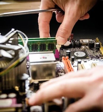 Técnico reparando una computadora